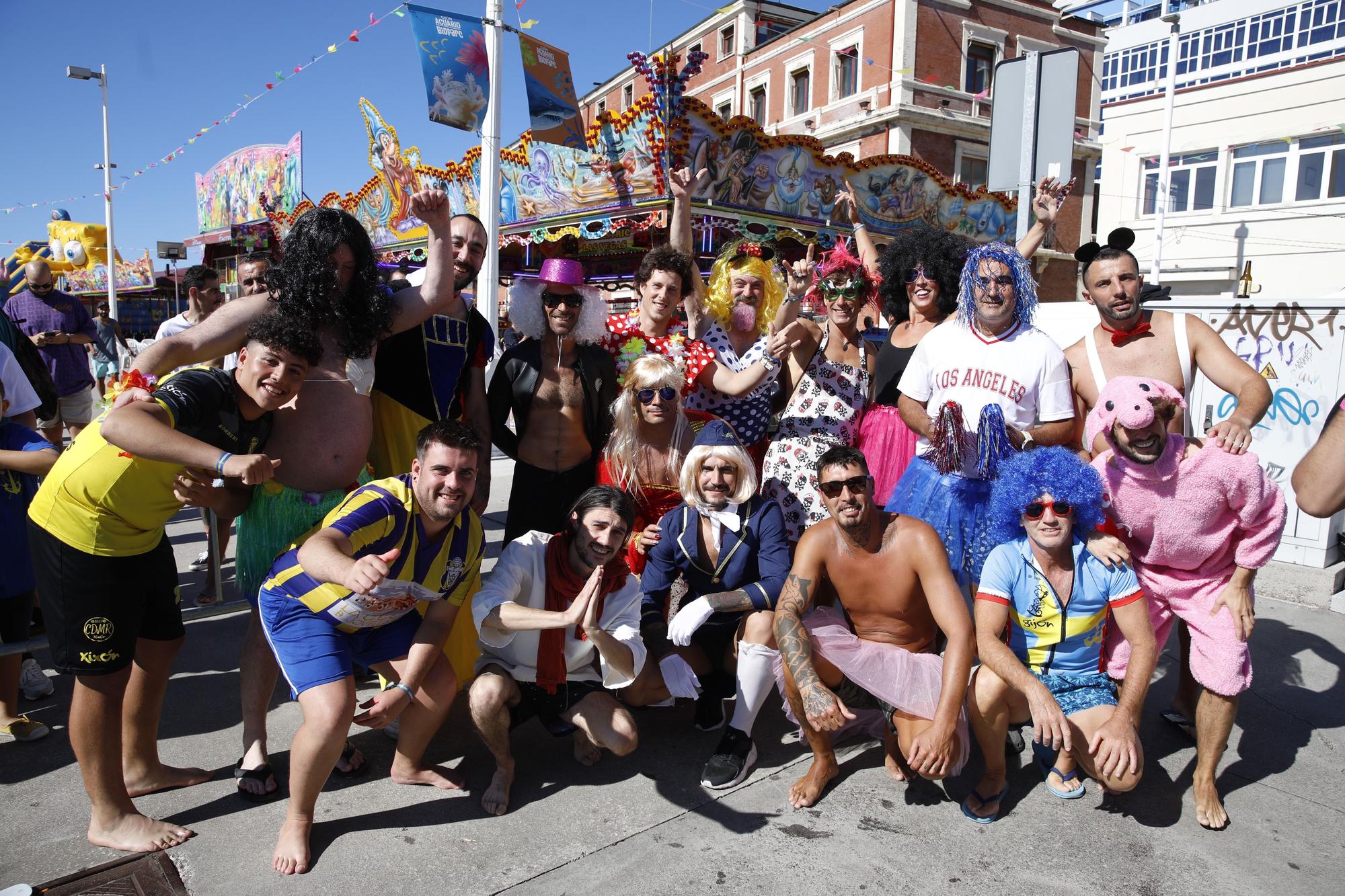 La cucaña, reina en las fiestas de Cimadevilla