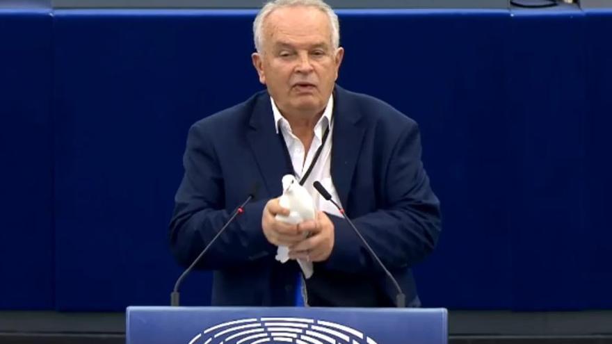 Un eurodiputat treu de la butxaca un colom viu en ple hemicicle per demanar la pau a Europa
