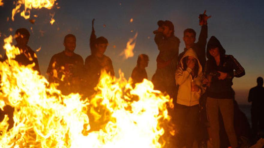 Celebración de la noche de San Juan en torno a las hogueras en las playas de Riazor y Orzán.