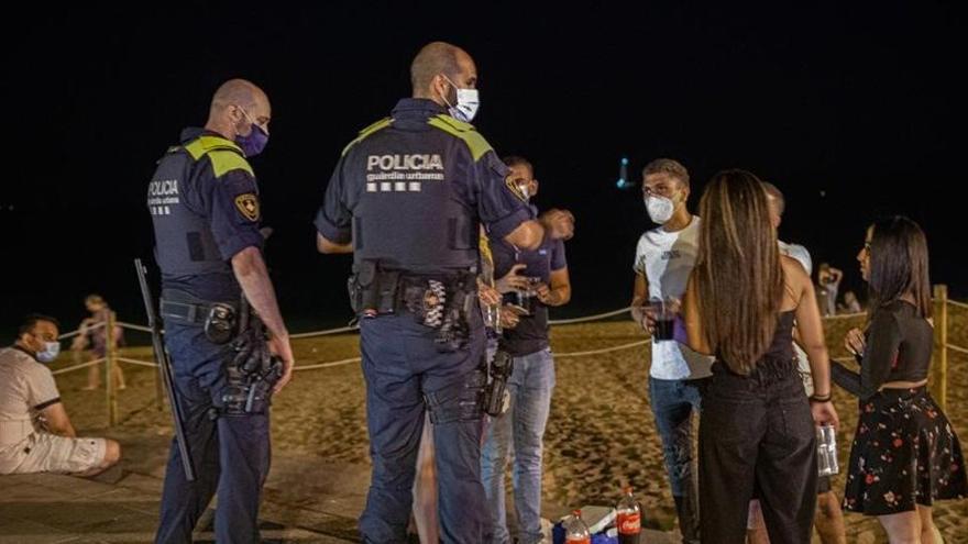 Un botellón en la playa de la Nova Icària.