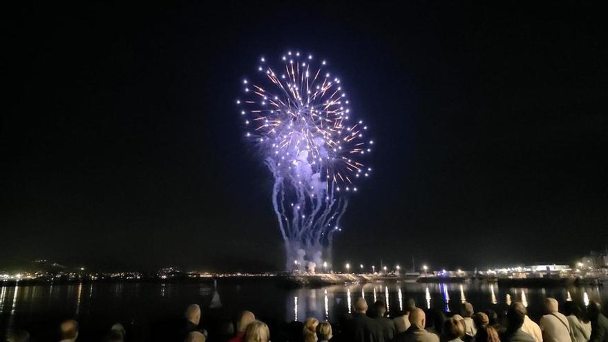 Los fuegos artificiales ponen el broche al domingo del Cristo en Cangas