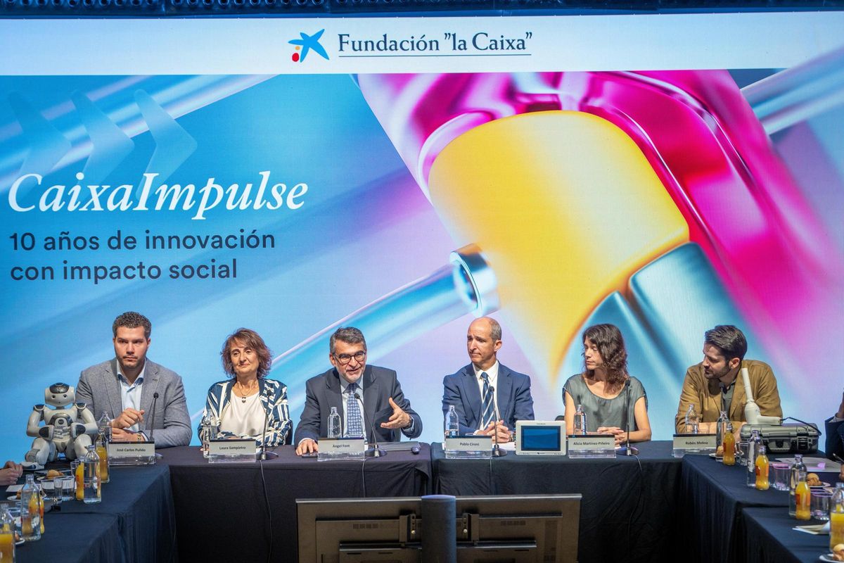 José Carlos Pulido, CEO de Inrobics; Laura Sampietro, subdirectora de Innovación el Hospital Clínic; Àngel Font, , subdirector general de Investigación y Becas de la Fundación La Caixa; Pablo Cironi, director de Criteria Bio Ventures; Alicia Martínez Piñeiro, CEO de Time is Brain; y Rubén Molina, CEO de Innitius en el balance de los 10 primeros años de CaixaImpulse