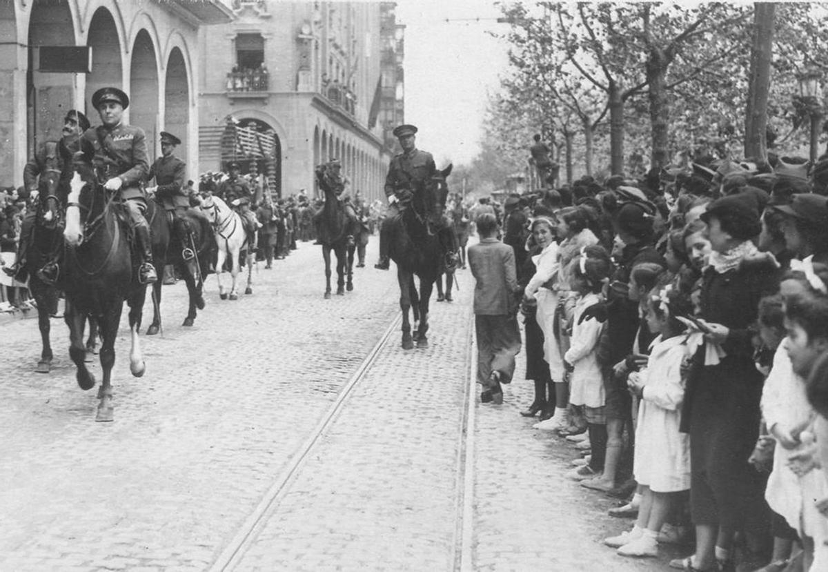 El general Campins abriendo a caballo un desfile militar en Zaragoza en 1930 | LA OPINIÓN
