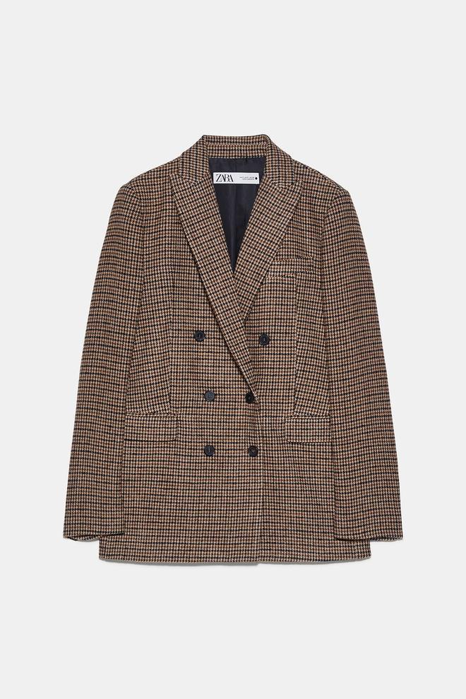 Blazer de cuadros en tonos marrones diseñada por Zara que Alba Díaz ha llevado junto a unos pantalones de pinzas y zapatos de aire masculino