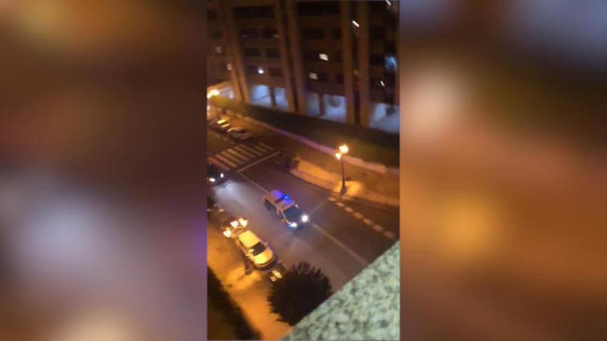 "Ánimo que estáis aguantando muy bien": el emotivo mensaje de la patrulla policial que acabó en una sonada ovación en Oviedo