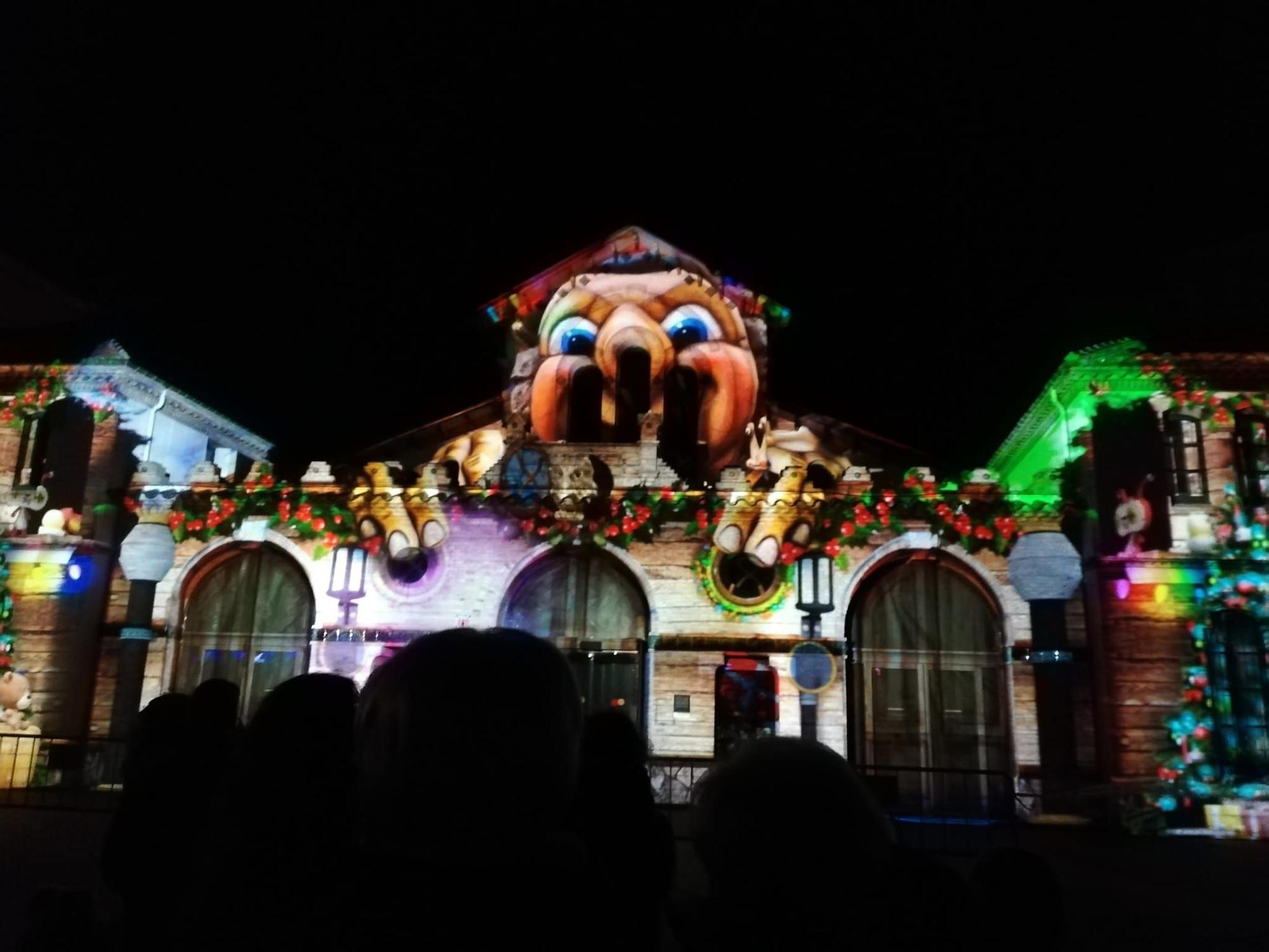 Figueres gaudeix del Nadal amb els «màppings» de la plaça de l'Escorxador