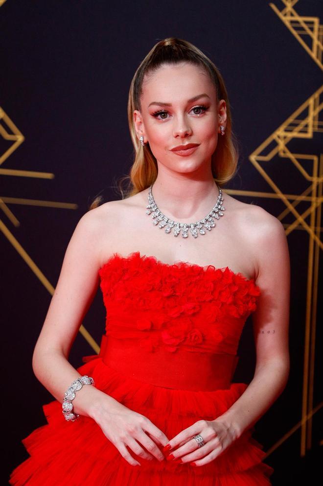 Ester Expósito combina su vestido de Twinset palabra de honor con un collar de Bulgari en su debut en los Premios Goya