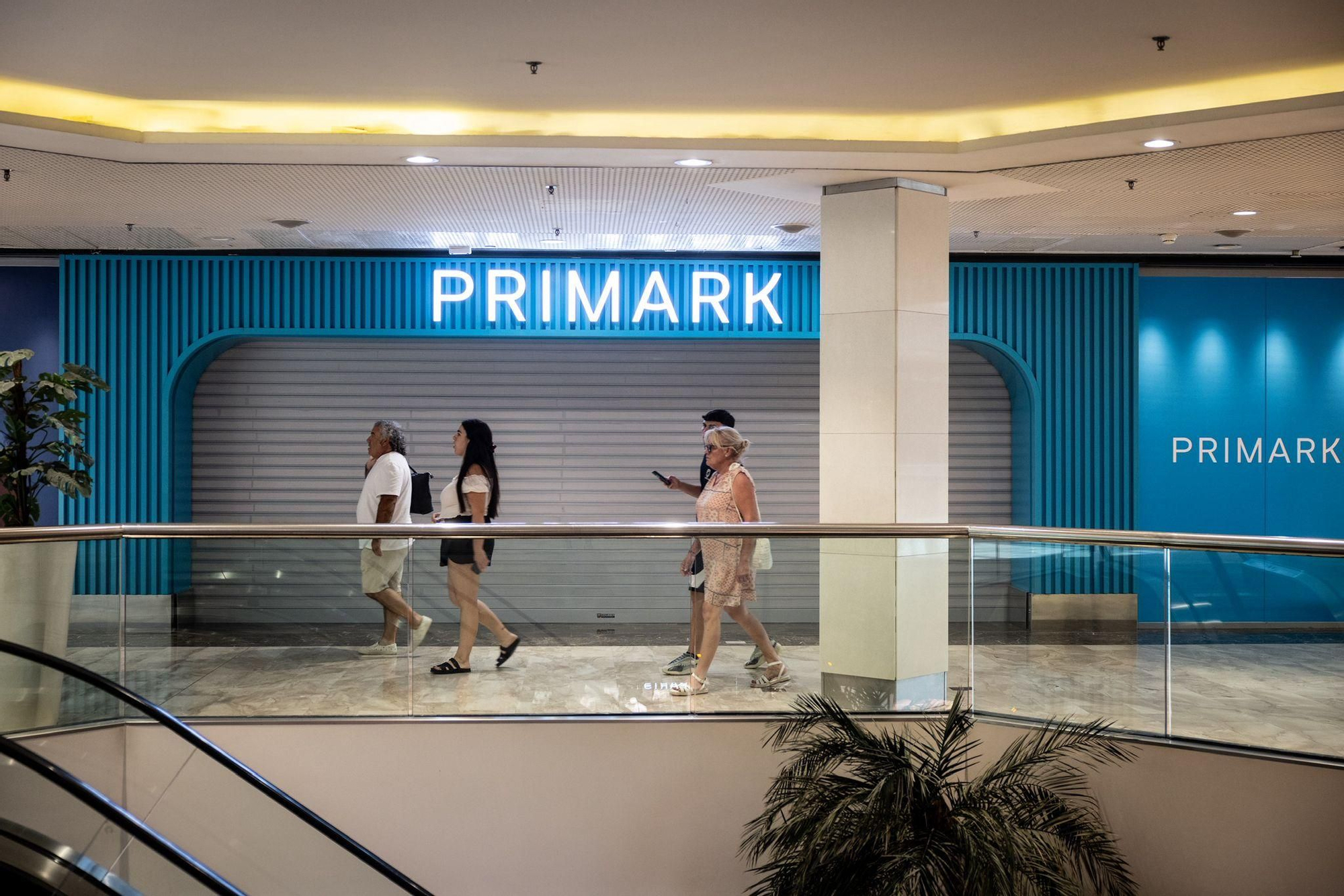 En imágenes | La tienda Primark de Grancasa ya luce el azul de la marca