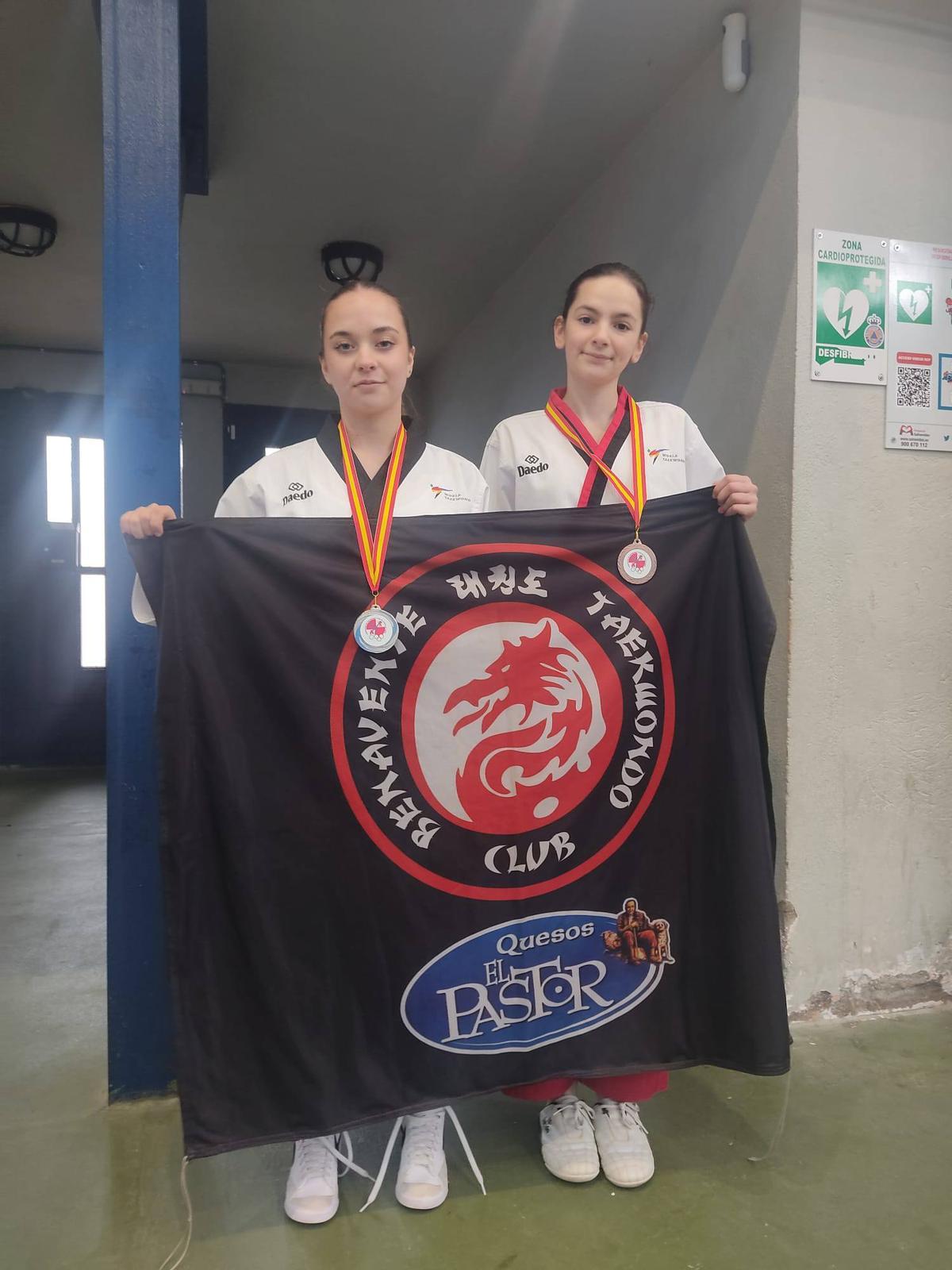 Erika y Mireia, del Taekwondo Benavente