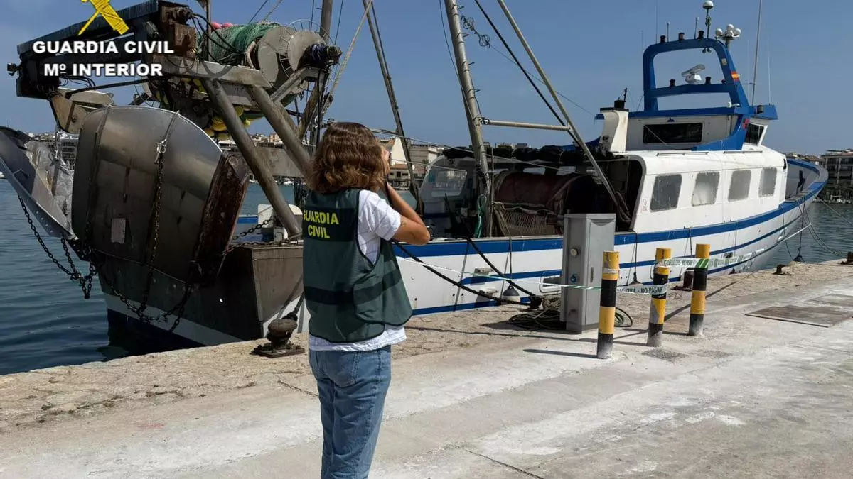 Detenido un antiguo trabajador por provocar un incendio en un pesquero en el puerto de Alcúdia
