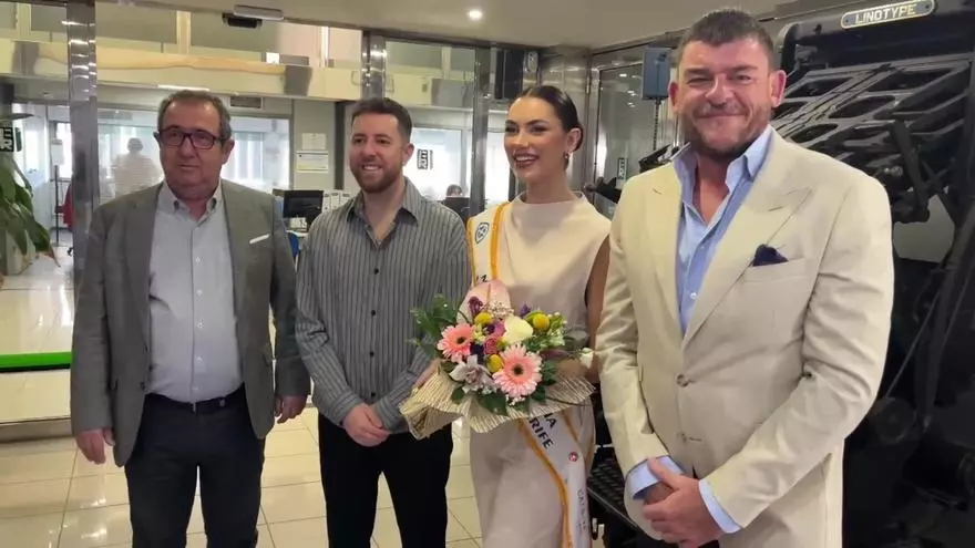 Visita a la redacción de Elizabeth Ledesma Laker, candidata de El Día a reina del carnaval