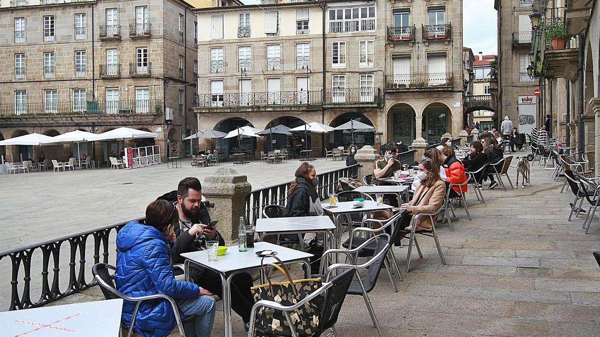 Las terrazas de la Plaza Mayor, siempre un atractivo, para la socialización. |   // IÑAKI OSORIO