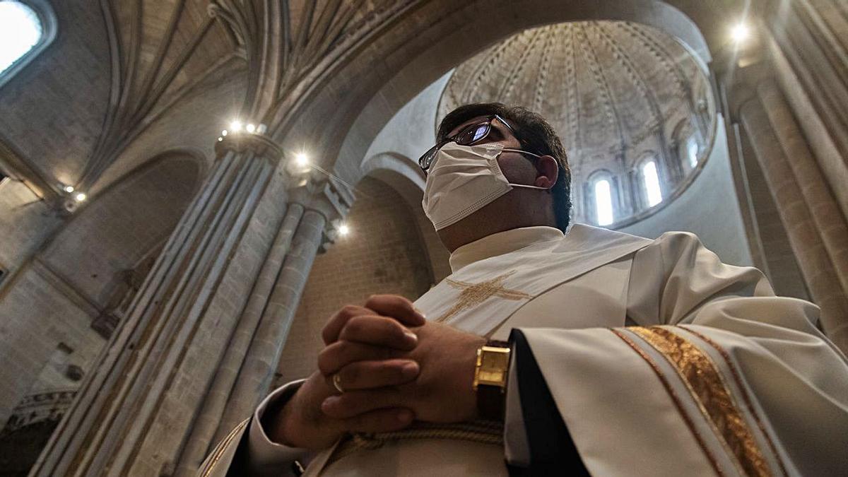 El nuevo sacerdote, natural de Villalube, durante la ordenación. | Jose Luis Fernández