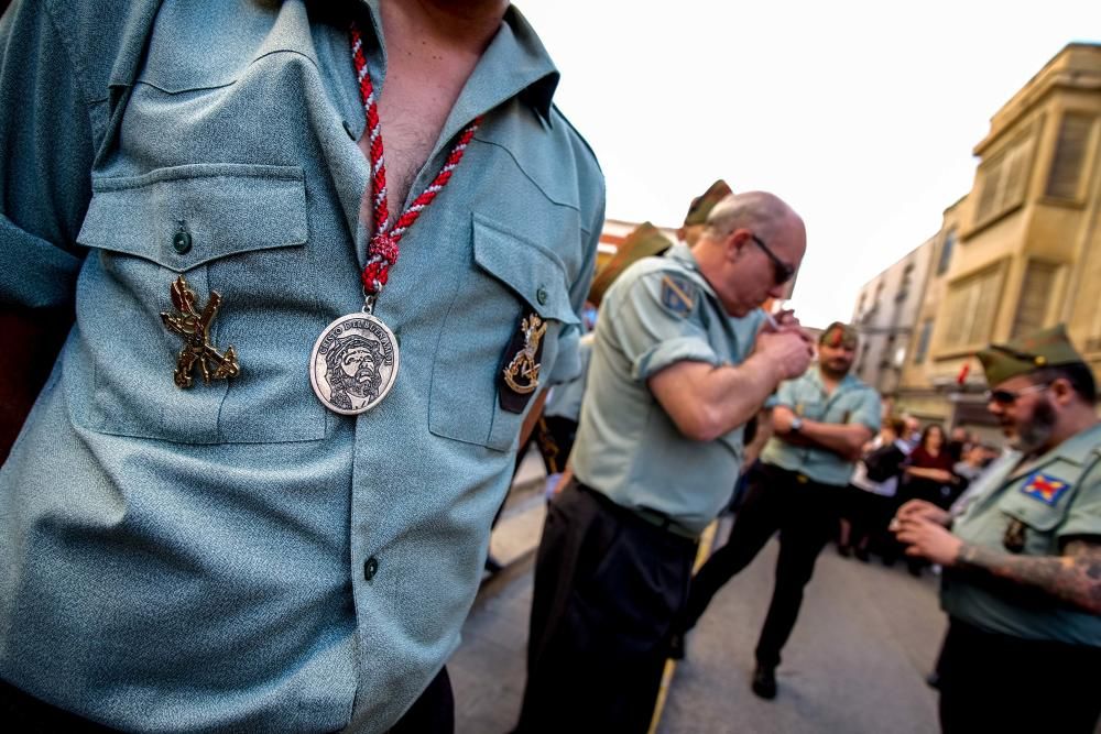 Multitud de público arropó la procesión organizada por la Hermandad del Calvario de Elda, en la que sesenta exlegionarios portaron a hombros el trono.