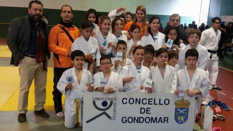 Los judokas del Marbel, con sus seleccionadores. // FdV