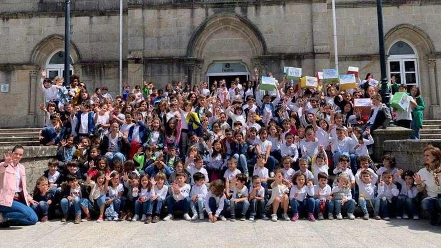 Alumnos, alumnas y profesores celebraron ayer el 50 aniversario del CEIP Nº1 de Tui. // D.B.M.