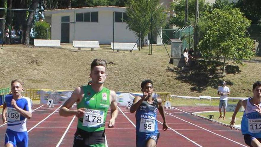 Mauro Triana se impone en la final de 200 metros. // Jesús Regal