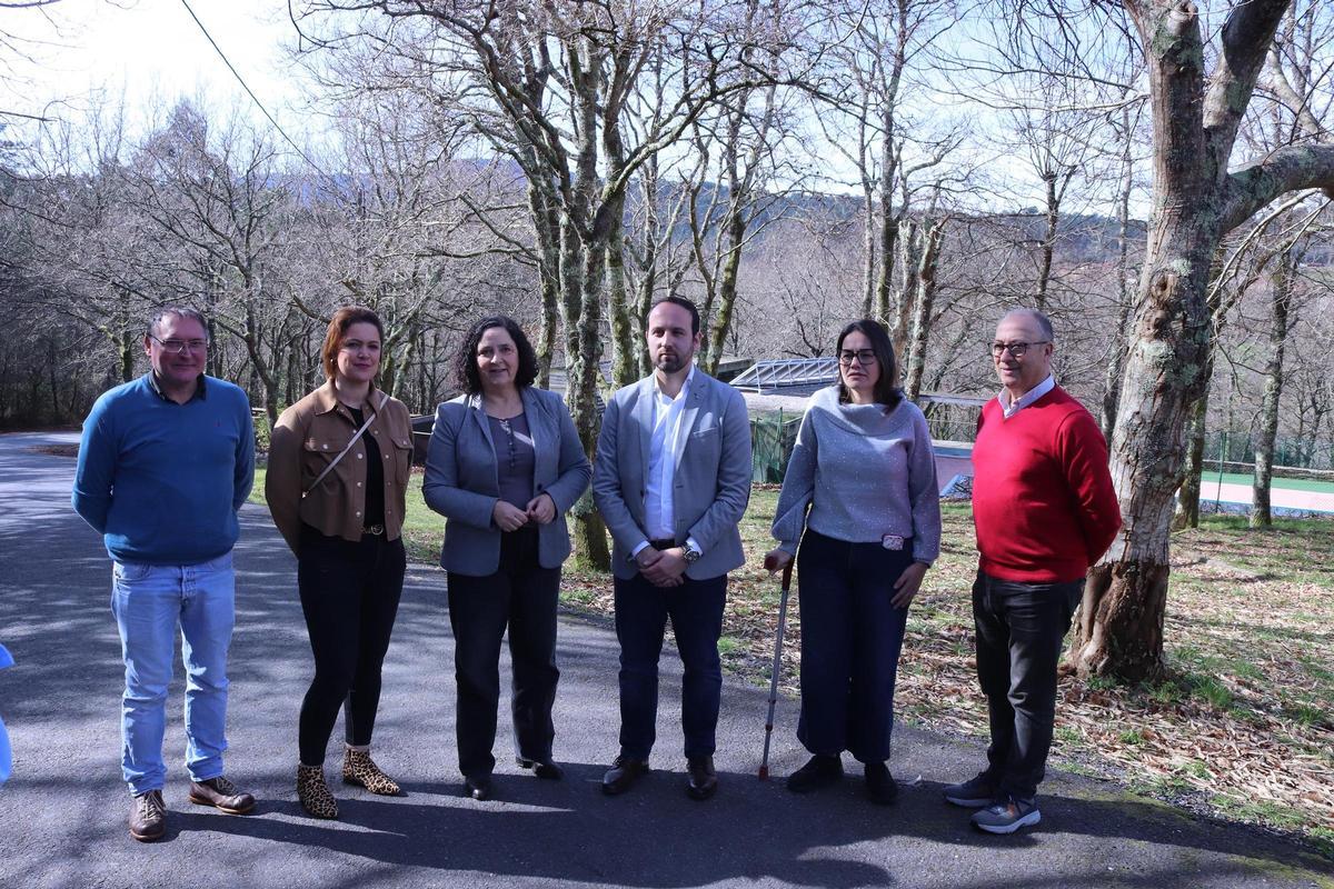 A delegada da Xunta e o alcalde de Lousame, no centro, diante da piscina local.