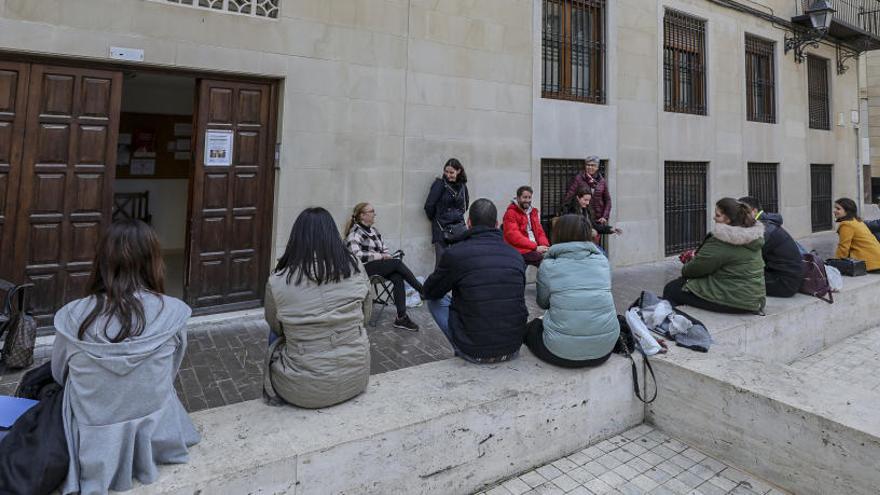 Trece horas de cola para casarse en la basílica de Santa María en Elche