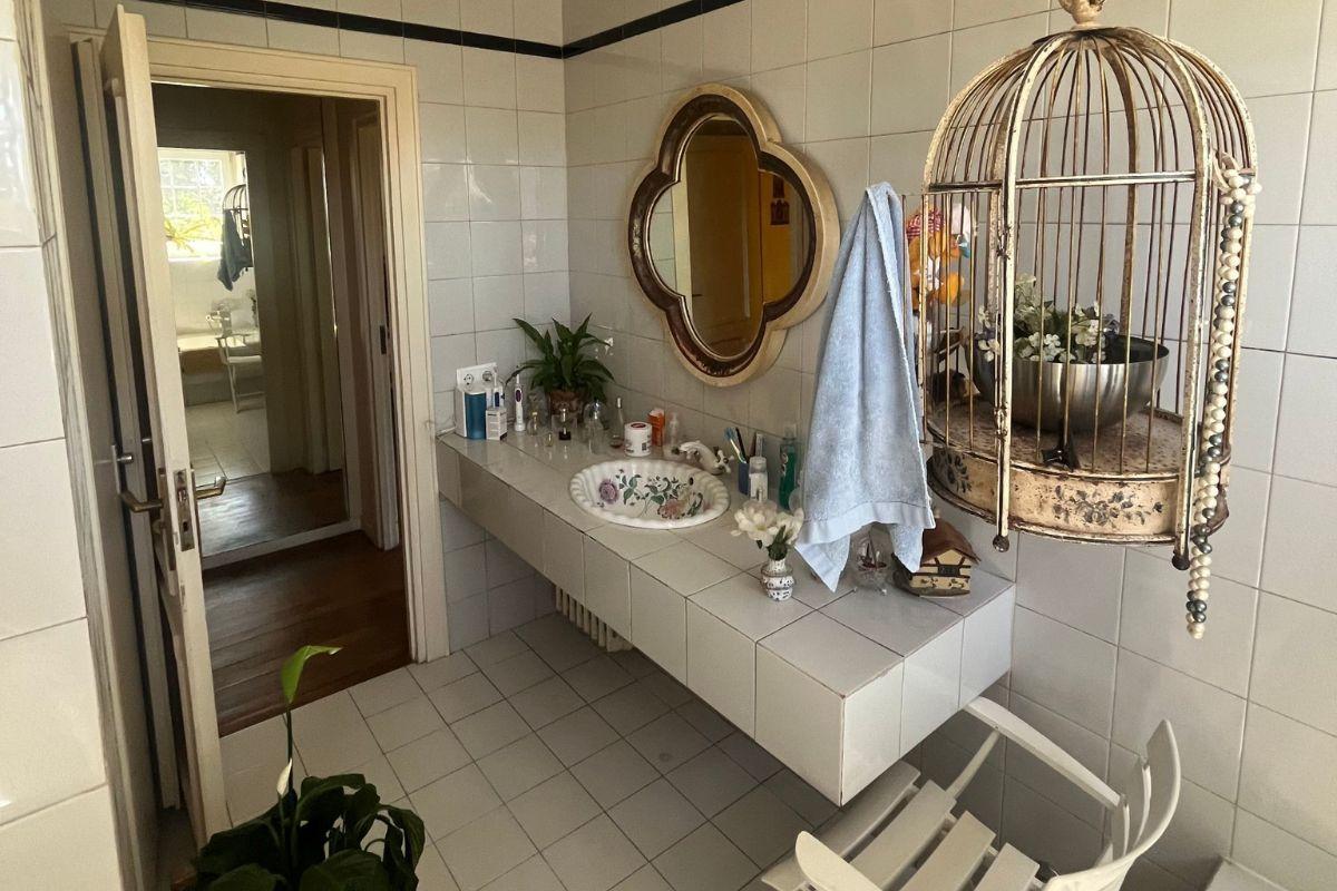 Los baños de este chalet de Pozuelo de Alarcón destaca por sus dimensiones