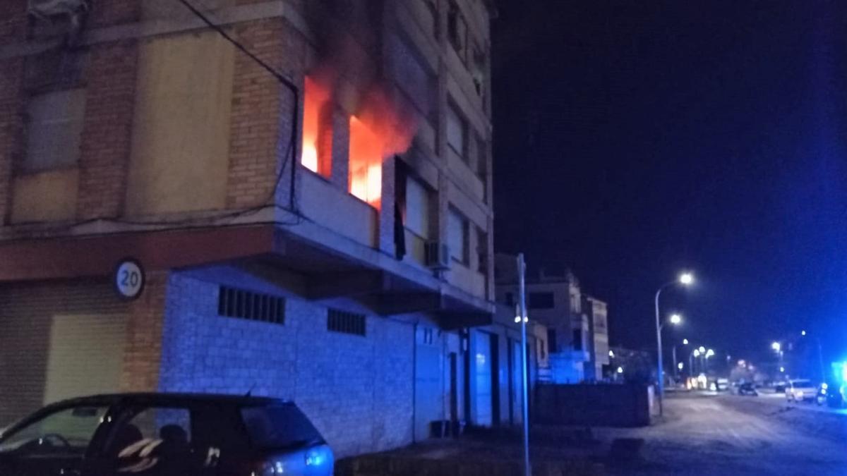 Flames al pis de la carretera de Berga de Navàs afectat per l'incendi