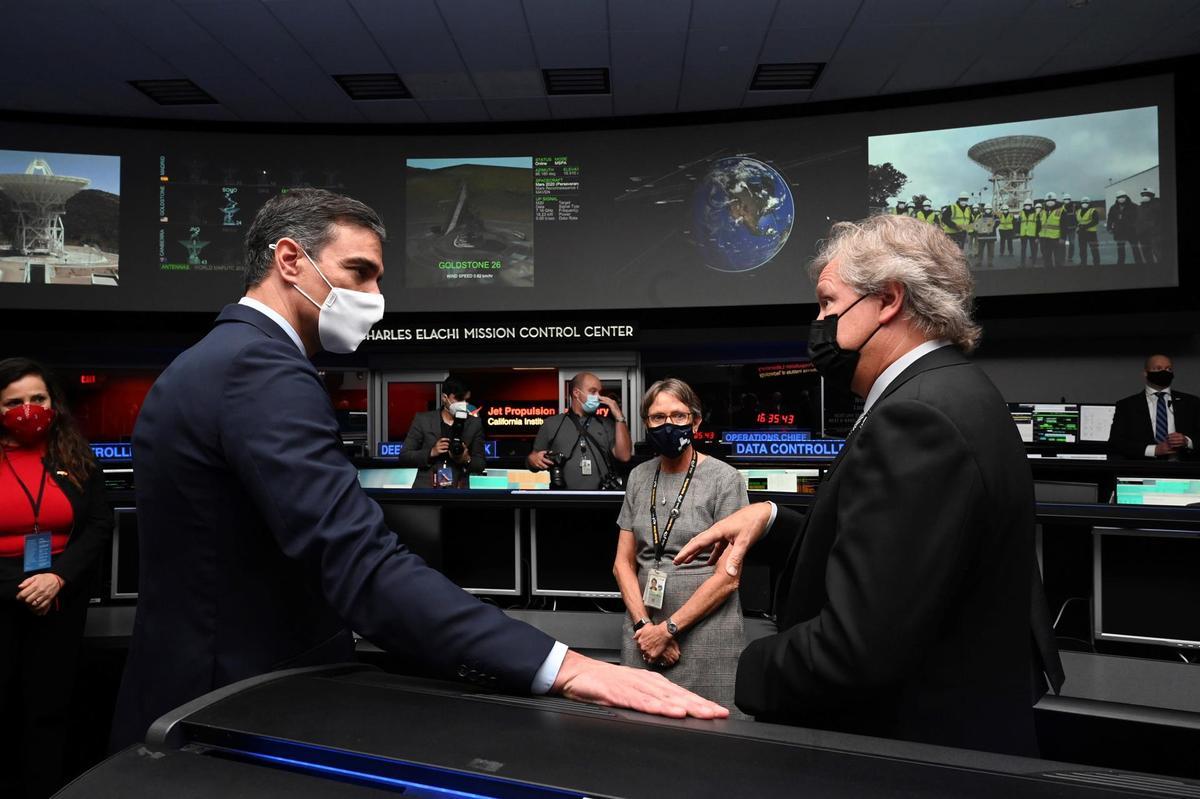 Pedro Sánchez, durante su recorrido por el laboratorio de la NASA.