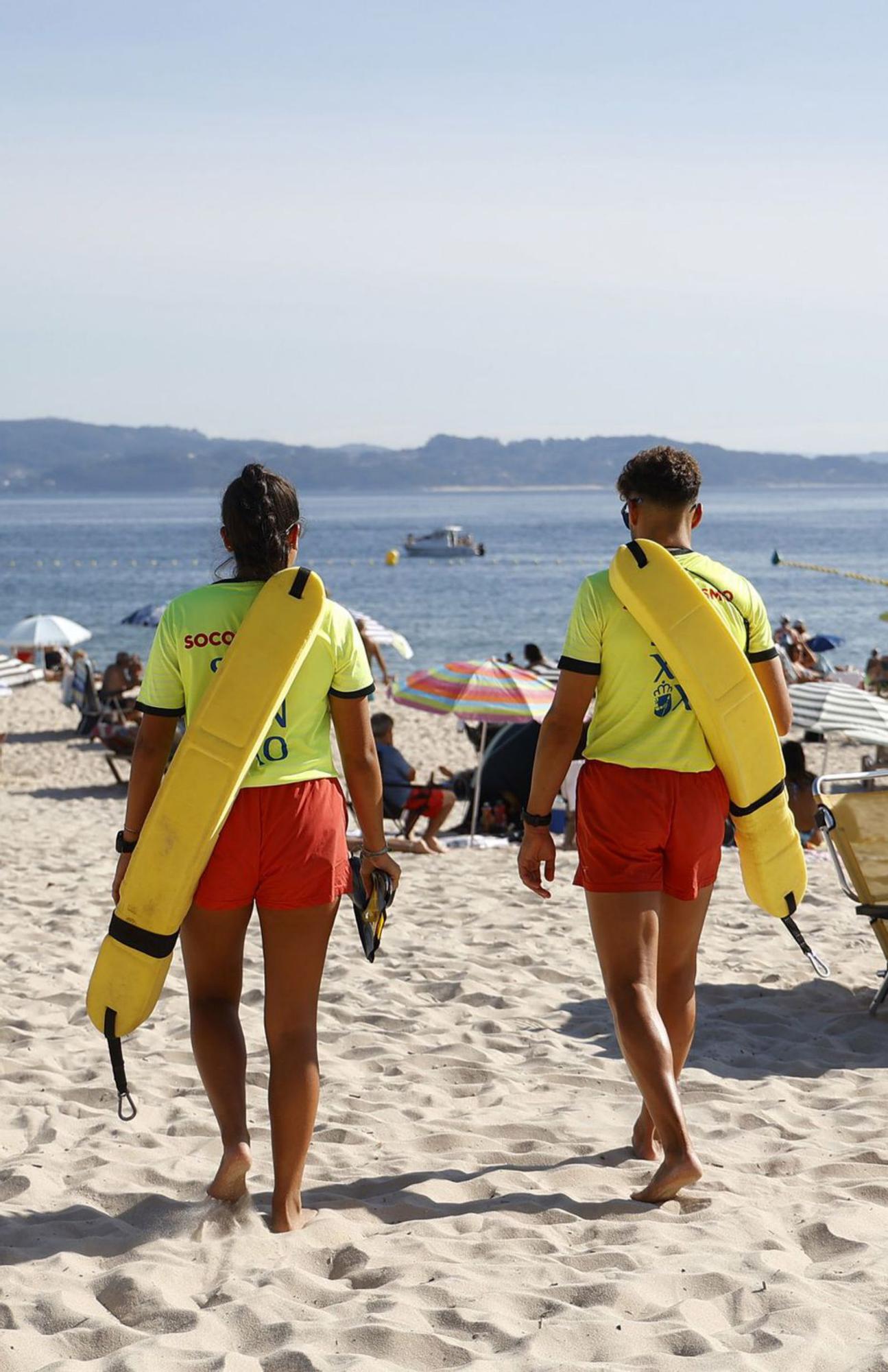 Dos socorristas en una playa. | G. Santos