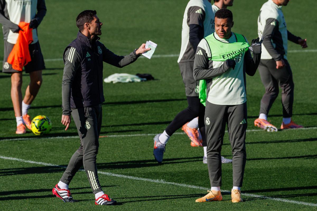 Real Madrid forward Kylian Mbappe (d) and coach, Xabi Alonso, during the team's training at the Valdebebas Sports City in Madrid this Saturday.