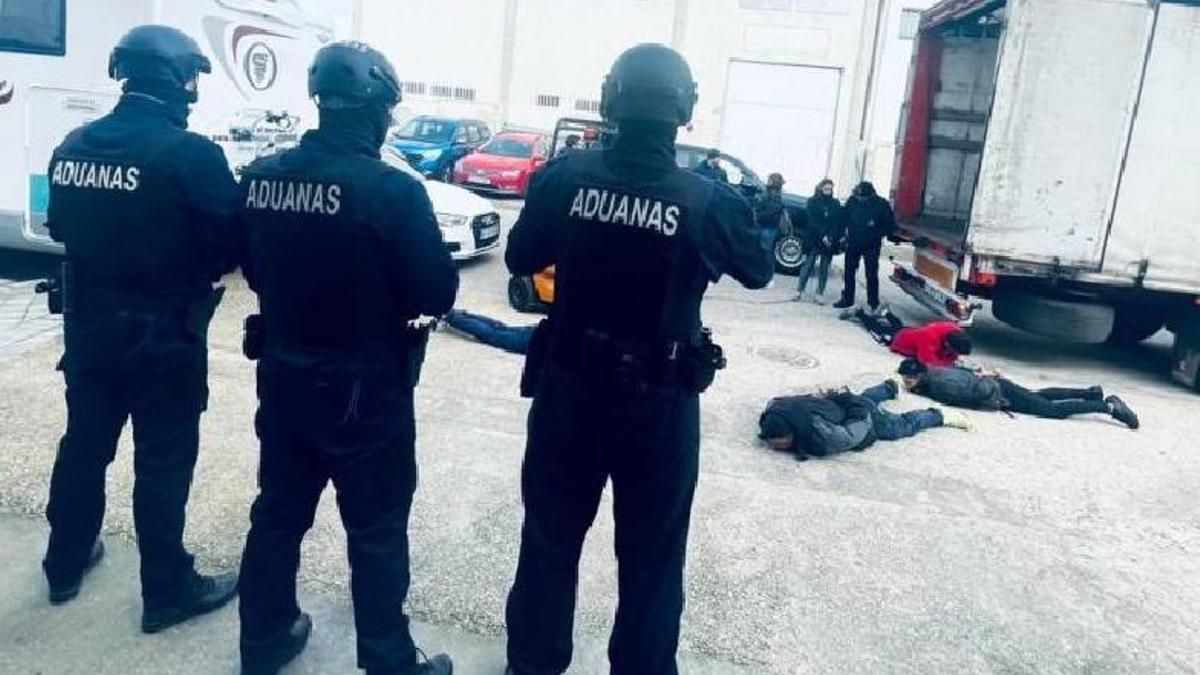 Angentes de Vigilancia Aduanera, en una intercepción de 620 kilos de cocaína en Madrid procedente de Colombia y el puerto de Barcelona. Febrero de 2024