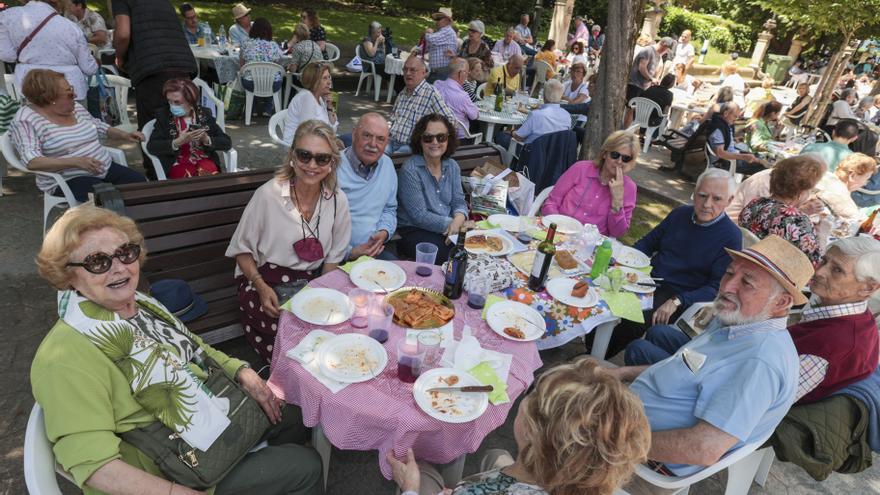 Oviedo se entrega a la fiesta: miles de personas celebran el Martes de Campo