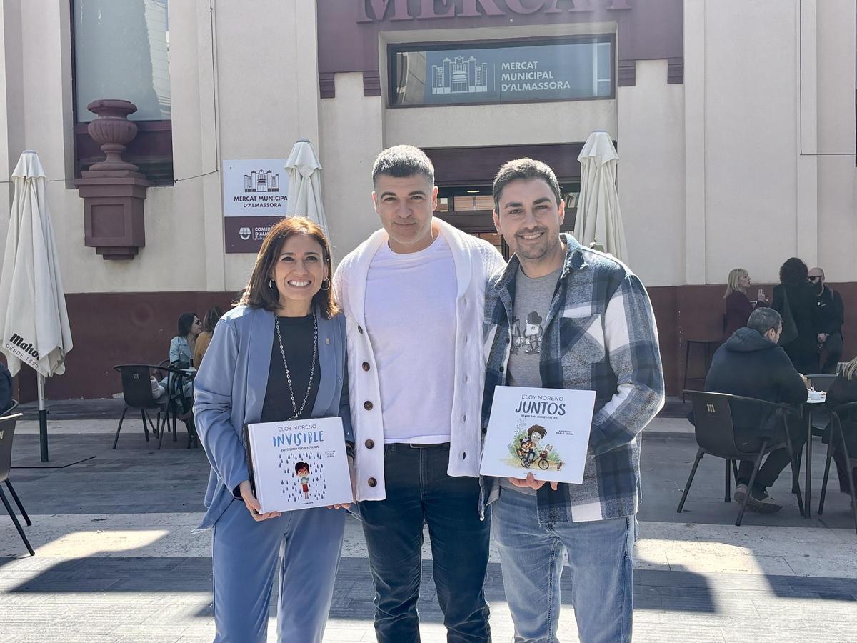Eloy Moreno presenta sus obras más conocidas a las puertas del Mercado Municipal, epicentro de la Feria del Libro.
