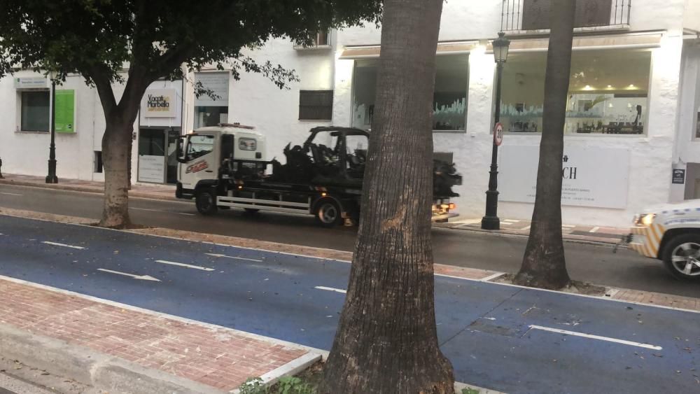 Susto en Puerto Banús al arder un coche