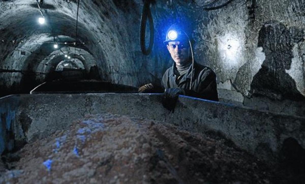 Un miner xinès en una explotació Xiaoyi. Un miner xinès en una explotació Xiaoyi.