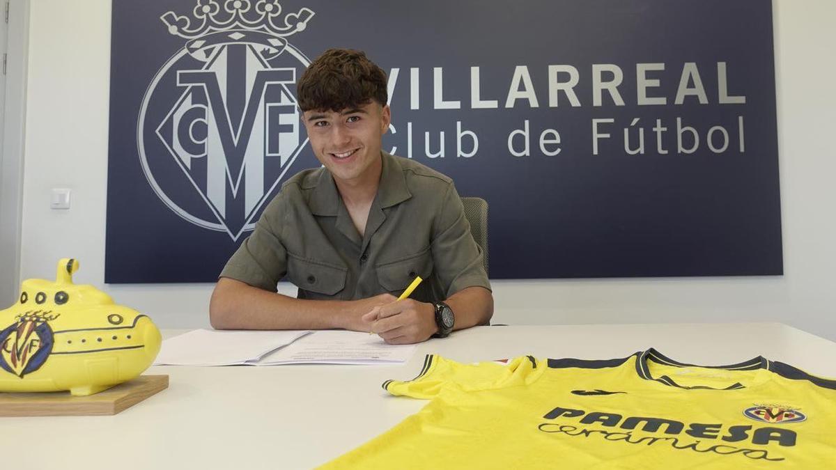 El silledense, en la firma del contrato.