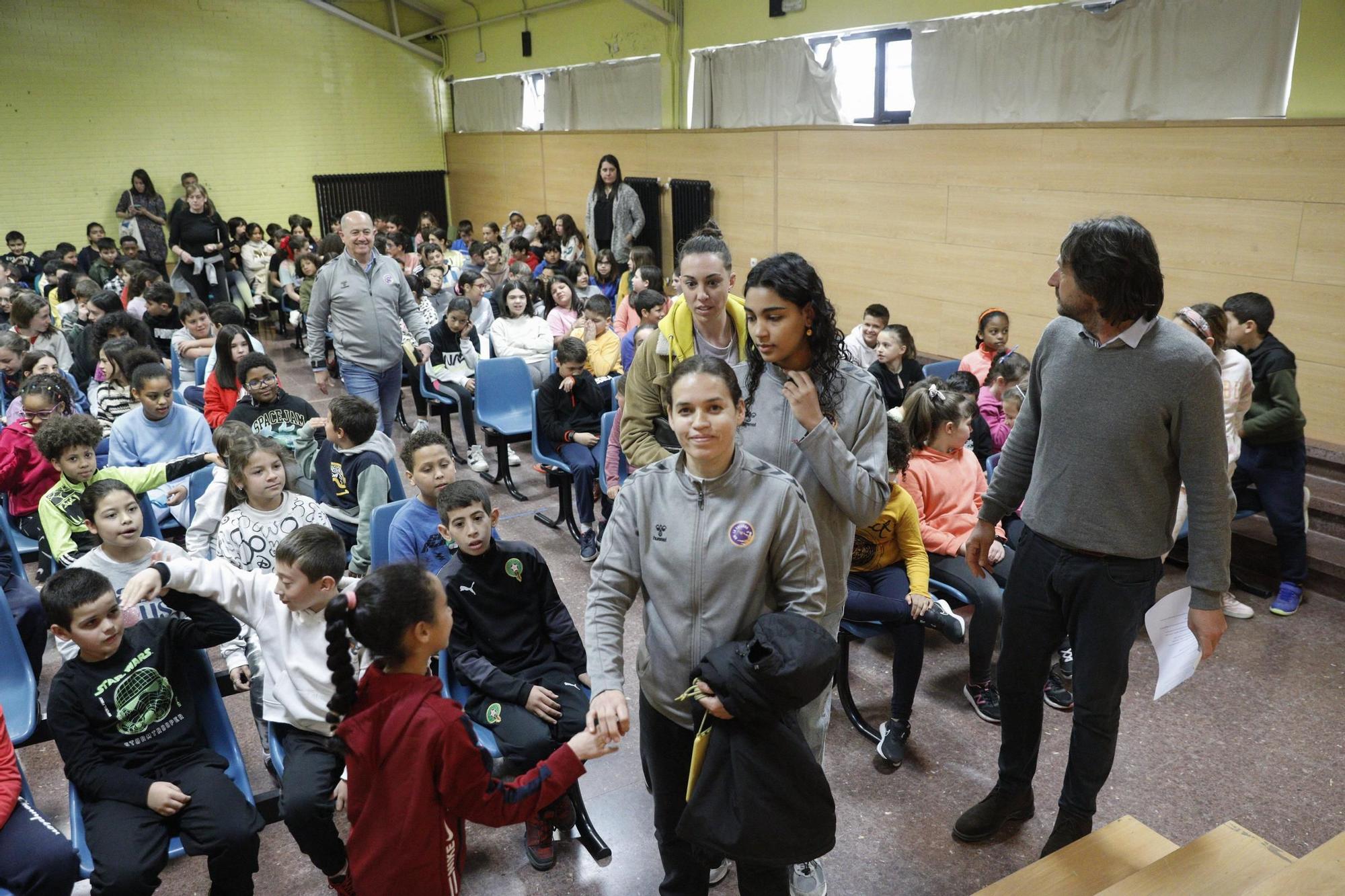 En imágenes. El Club Balonmano La Calzada visita el colegio Pumarín