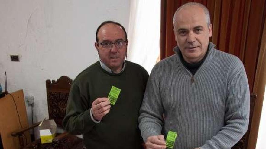 El sorteo de las lampreas, ayer en el salón de plenos. // Anxo Gutiérrez