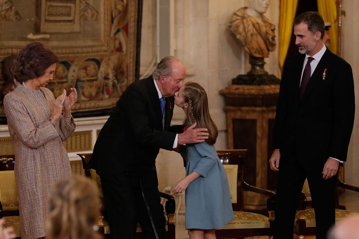 El beso de la princesa Leonor a su abuelo el rey emérito Juan Carlos I