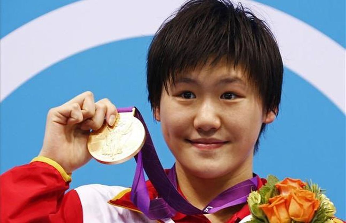 La nedadora xinesa Ye Shiwen, amb la seva medalla d’or en 400 metres, dissabte passat.