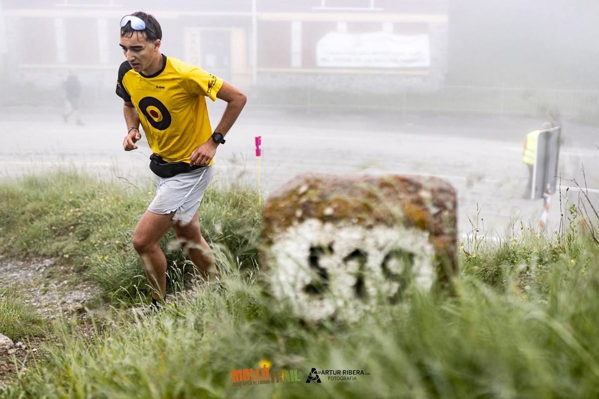 Villard en una pujada de la Molló Trail.