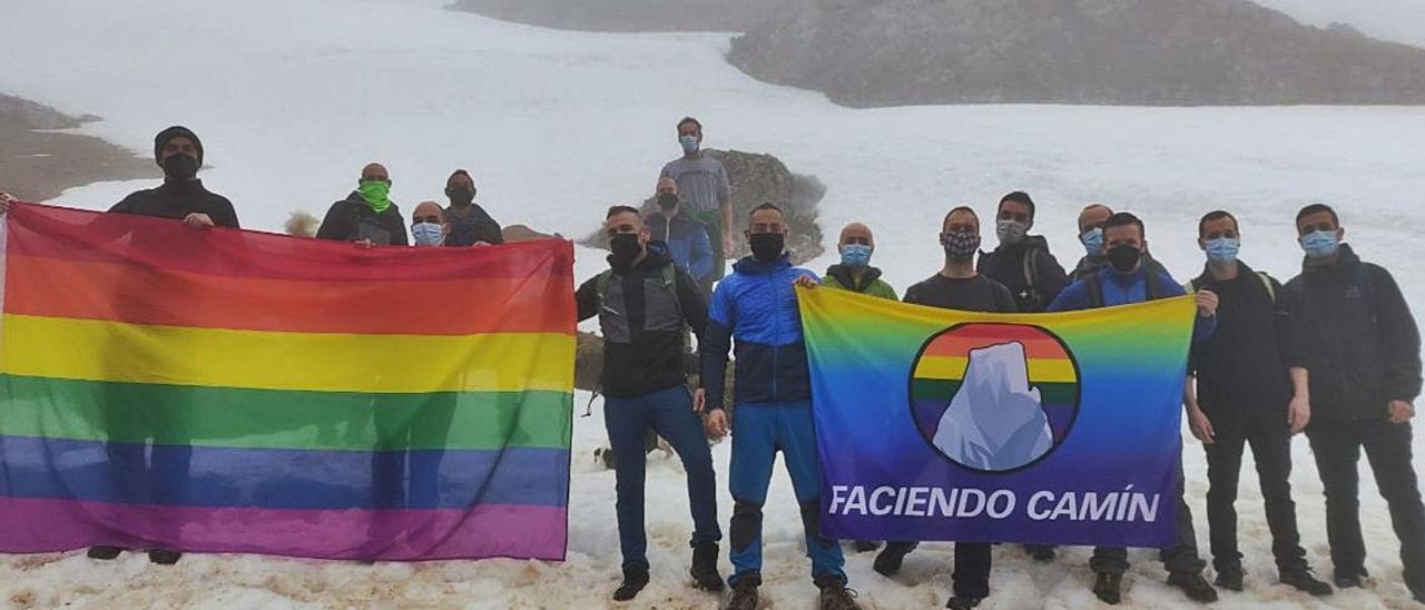 Miembros de “Faciendo Camín”, durante una ruta de senderismo por la sierra del Aramo. | Faciendo Camín