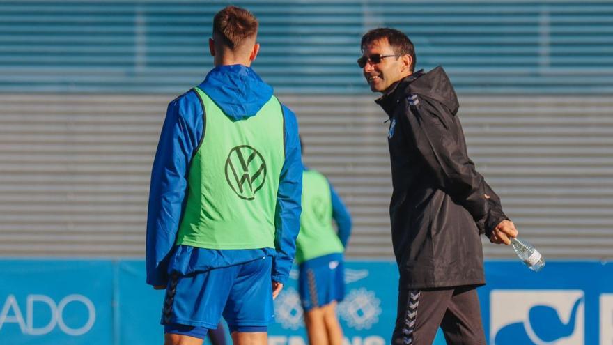 Asier Garitano se interesa por José Amo, de espaldas, durante el entrenamiento de ayer en Fuenlabrada. | | CD TENERIFE