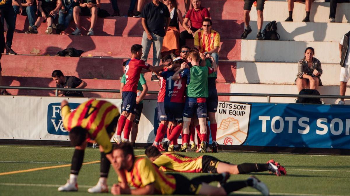 Els jugadors de l’Olot celebrant el gol d’Arranz al darrer minut de partit