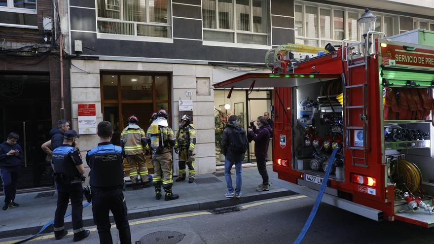 Alarma en pleno centro de Gijón por un fallo en la caldera de un edificio