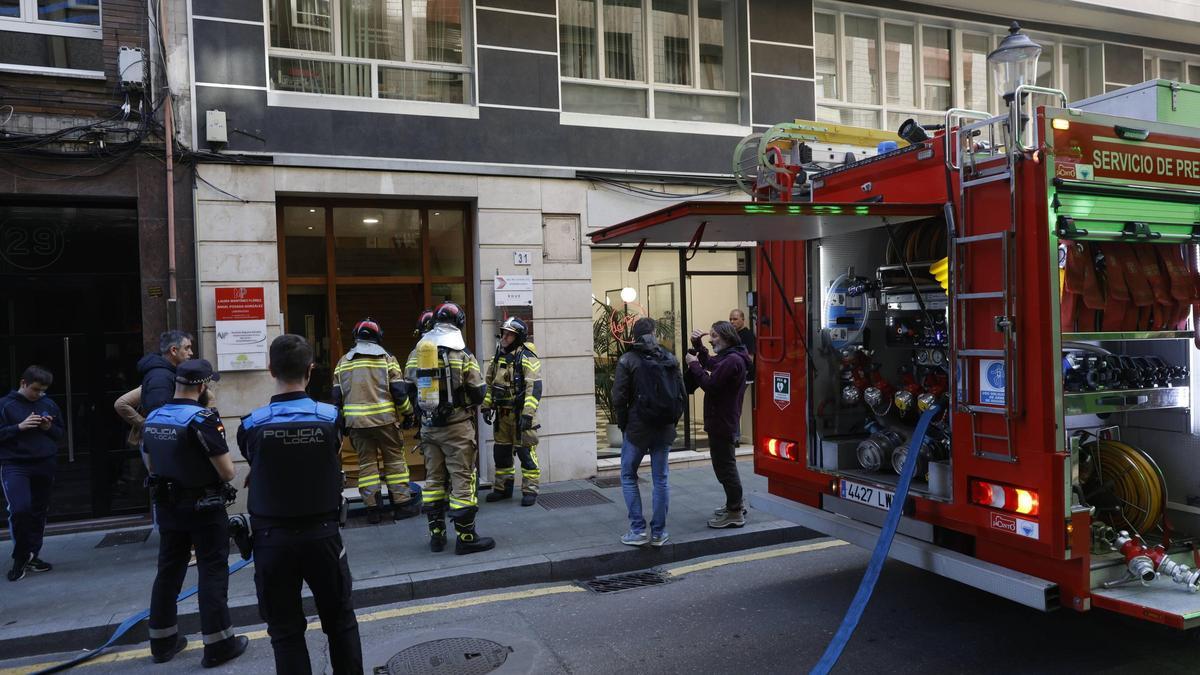 Alarma en Gijón por un cortocircuito en céntrico piso (en imágenes)