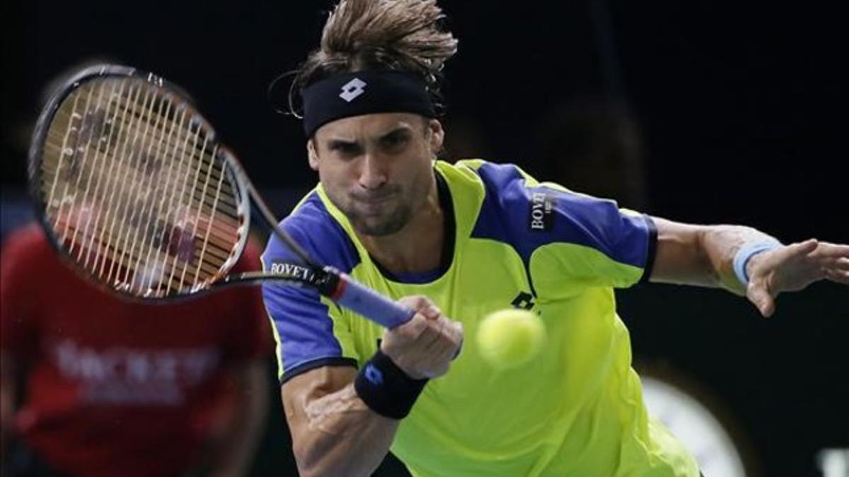 Ferrer devuelve una derecha a Nadal en las semifinales del Masters 1.000 de París.