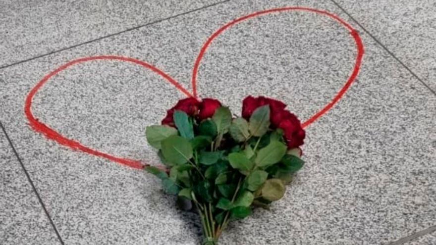 Rote Rosen und ein Herz: Schneiders Gedenkmoment am Flughafen zum Todestag.
