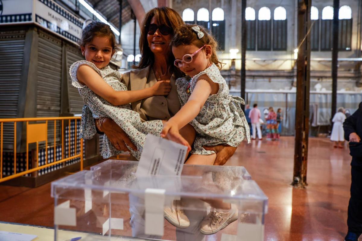 Jornada electoral en el mercado de Galvany de Barcelona