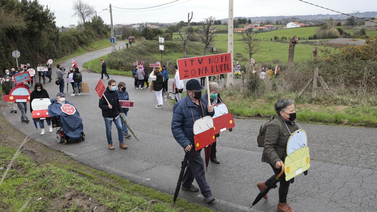 Más de un centenar de vecinos claman contra la ITV en Granda: &quot;Será un caos&quot;