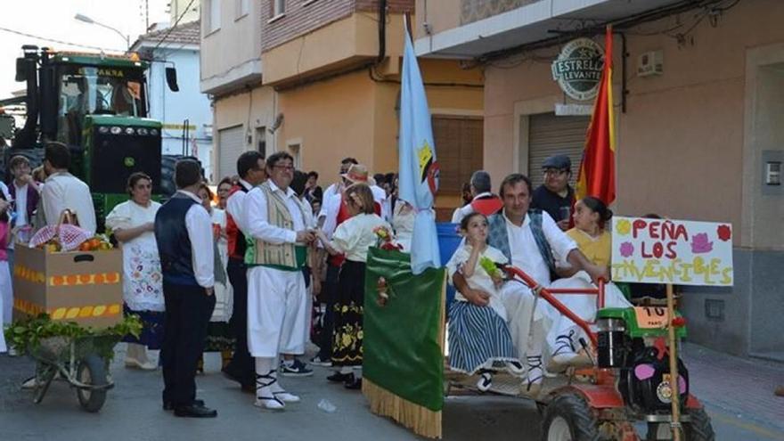 El desfile de carrozas de Mula congregó a decenas de vecinos y visitantes en la localidad.