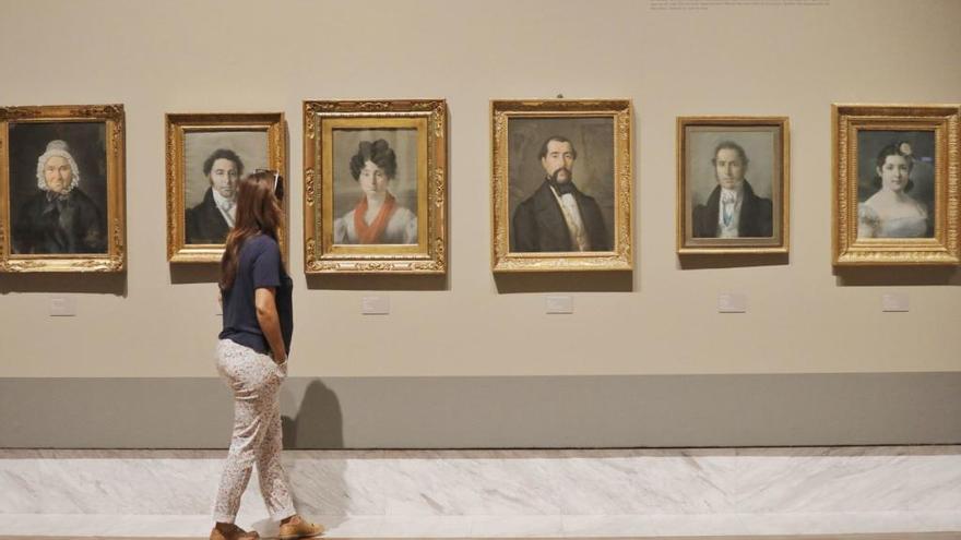 Una visitante observa en el Bellas Artes una de las pinturas que forman parte de la serie que Rodes realizó para la familia Gil-Serra.